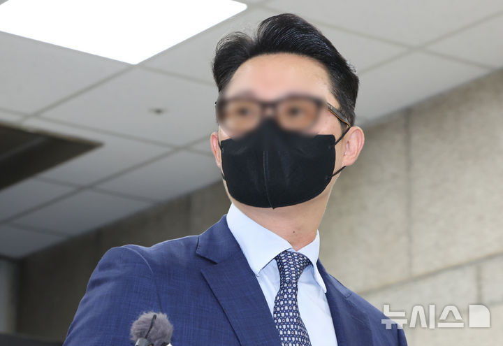 [서울=뉴시스] 황준선 기자 = 건진법사 전성배씨를 통해 김건희 여사에게 고가 선물을 전달하고 통일교의 현안을 청탁한 의혹을 받는 윤영호 전 세계평화통일가정연합(통일교) 세계본부장이 지난 7월30일 오전 서울 서초구