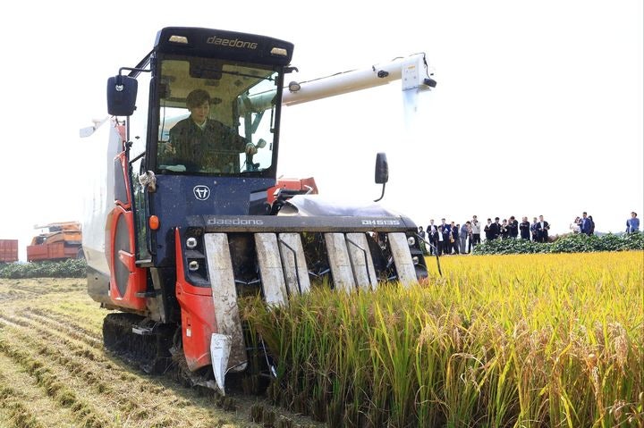 [청주=뉴시스] 송미령 농림축산식품부 장관은 23일 오전 충북 청주시 청원구 오창읍의 벼 수확 현장을 찾아 콤바인 수확 작업을 직접 체험했다.(사진 = 농식품부 제공) 2025.10.23.*재판매 및 DB 금지