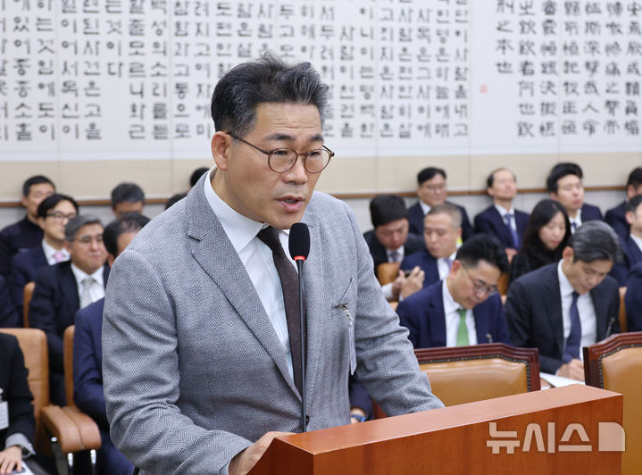 [서울=뉴시스] 김금보 기자 = 백해룡 경정이 27일 서울 여의도 국회에서 열린 법제사법위원회의 대검찰청에 대한 국정감사에서 질의에 답하고 있다.2025.10.27.