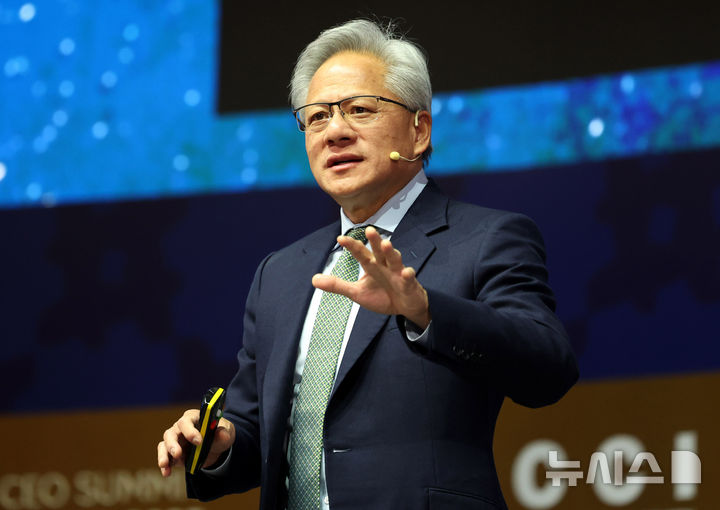 [경주=뉴시스] 젠슨 황 엔비디아 최고경영자(CEO)가 12일(현지 시간) 영국 일간 파이낸셜타임스(FT)의 '올해의 인물'로 선정됐다.사진은 10월31일 경북 경주예술의전당에서 열린 아시아태평양경제협의체(APEC