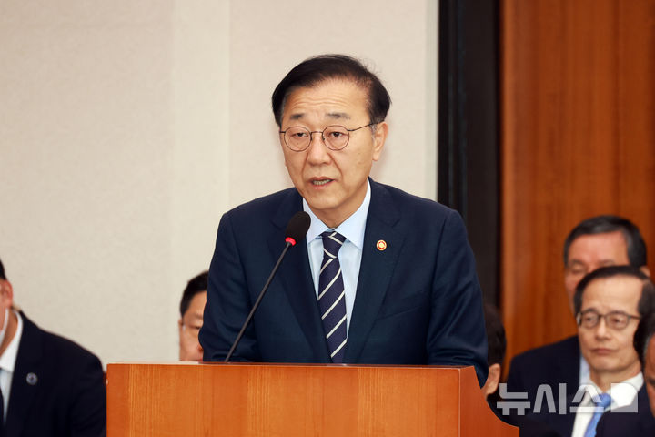 [서울=뉴시스] 고승민 기자 = 김윤덕 국토교통부 장관이 10일 서울 여의도 국회에서 열린 국토교통위원회 전체회의에서 안건 통과에 대한 감사 인사를 하고 있다.2025.12.10.