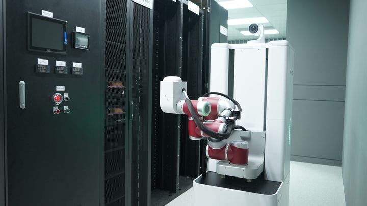 서울 목동에 위치한 KT 클라우드 'AI 이노베이션 센터'를 24시간 점검하는 자율주행 로봇.(사진=KT클라우드 제공) *재판매 및 DB 금지