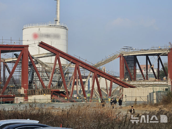 [광주=뉴시스] 이영주 기자 = 11일 오후 광주 서구 치평동 광주대표도서관 건설 현장에서 콘크리트 타설 작업 중 구조물 붕괴 사고가 나 소방당국이 잔해물에 매몰된 것으로 추정되는 작업자 4명을 구조 중이다.202