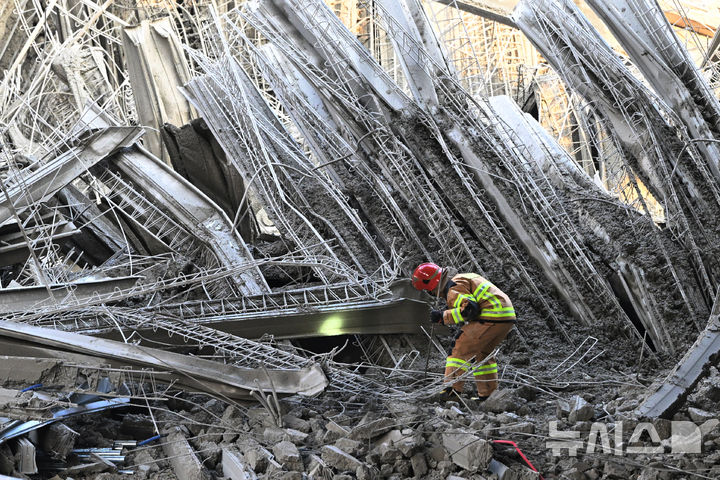 [광주=뉴시스] 이영주 기자 = 소방당국이 11일 오후 광주 서구 치평동 광주대표도서관 건설 도중 난 콘크리트 타설 작업 중 구조물 붕괴 사고 현장에서 잔해물에 매몰된 것으로 추정되는 작업자들을 수색 구조하고 있다.