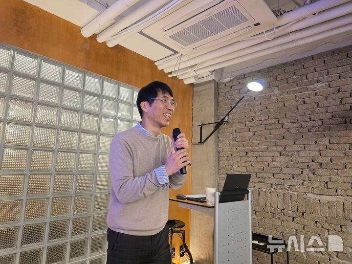 [서울=뉴시스] 정예빈 기자 = 우연철 진학사 입시전략연구소장이 '데이터로 보는 2026학년도 정시 아젠다'를 주제로 간담회를 진행하고 있다.2025.12.12.