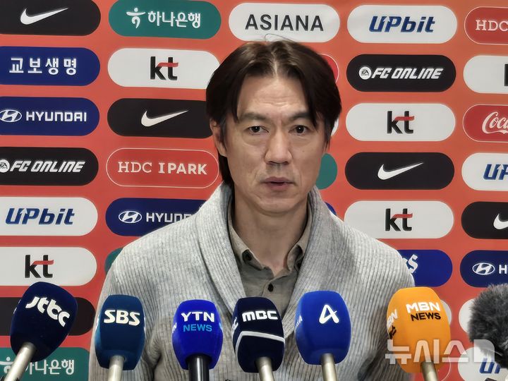 <b>홍명보</b> 축구대표팀 <b>감독</b> "<b>월드컵</b>서 쉬운 조 없어…철저히 <b>준비</b>해야"(종...