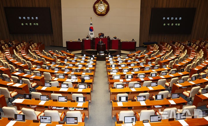 '하급심 판결문 공개' 형소법 필버 종료…국힘 <b>송석준</b> "계엄 <b>사죄</b>" <b>큰절</b>