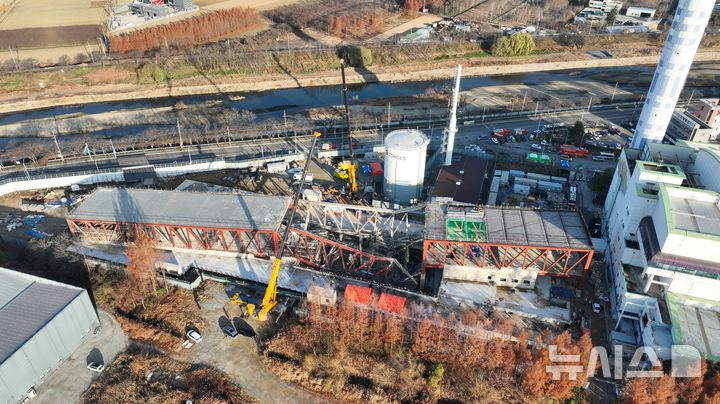 [광주=뉴시스] 광주시소방본부가 12일 오전 광주 서구 치평동 광주대표도서관 붕괴사고 현장에서 매몰 노동자 구조 작업을 진행하고 있다.(사진 = 광주시소방본부 제공) 