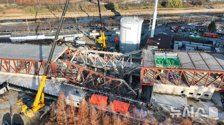 [광주=뉴시스] 광주시소방본부가 12일 오전 광주 서구 치평동 광주대표도서관 붕괴사고 현장에서 매몰 노동자 구조 작업을 진행하고 있다.(사진=광주시소방본부 제공) 2025.12.12.