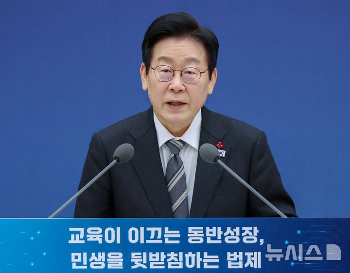 이 대통령 "<b>공공임대</b> 주택 <b>역세권</b>에 공급해야…택지 개발도 LH가 직접"