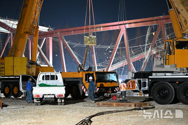 [광주=뉴시스] 이현행 기자 = 광주대표도서관 붕괴사고 이틀째인 12일 오후 광주 서구 치평동 광주대표도서관 공사현장에서 매몰자 구조 작업 재개를 위한 준비가 한창이다.2025.12.12.