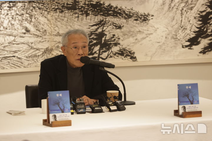 [서울=뉴시스]소설가 황석영(82)이 9일 서울 중구 달개비에서 열린 장편소설 '할매' 출간 기념 기자간담회에서 발언하고 있다.(사진=창비 제공)