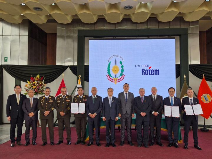 [서울=뉴시스] 지난 9일(현지 시간) 페루 리마에서 열린 K2 전차 및 K808 차륜형장갑차 공급 총괄합의 체결식에서 참석자들이 기념촬영을 하고 있다.(사진=현대로템 제공).2025.12.10.photo@new