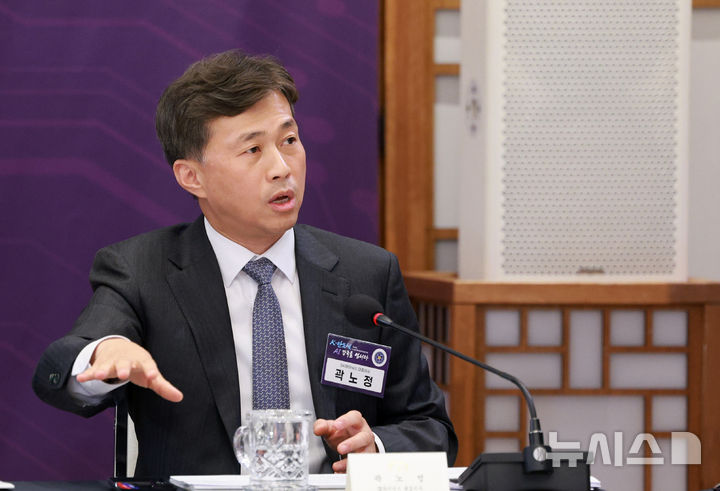 [서울=뉴시스] 고범준 기자 = 곽노정 SK하이닉스 대표이사가 10일 서울 용산 대통령실 청사에서 열린 AI 시대의 K-반도체 비전과 육성전략 보고회에서 발언하고 있다.2025.12.10.bjko@newsis.c