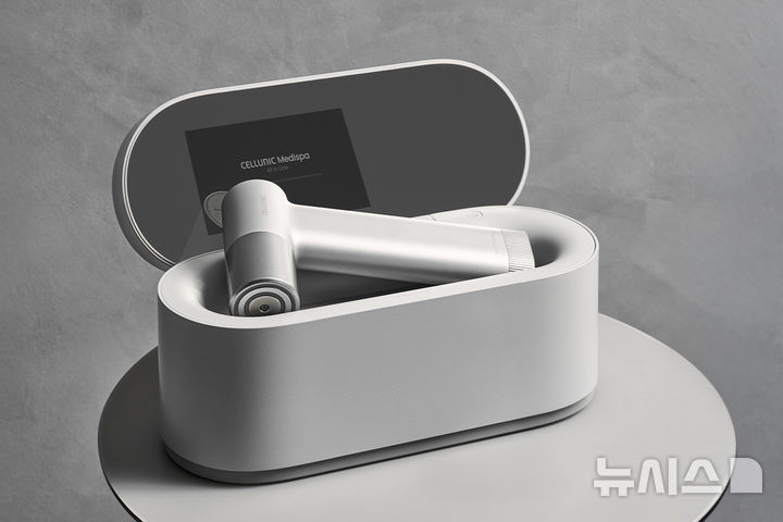 [서울=뉴시스] 편의성·활용성·이동성을 모두 담은 세라젬의 뷰티 디바이스 '메디스파 올인원'.(사진= 세라젬 제공)