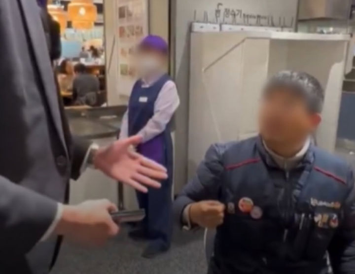 [서울=뉴시스] 롯데백화점 '노조 조끼 탈의 요구' 영상.(사진=스레드 캡처) *재판매 및 DB 금지 *재판매 및 DB 금지