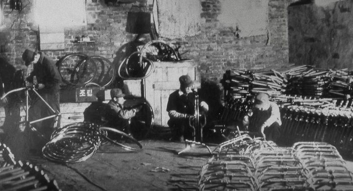 [서울=뉴시스] 경성정공 직원들이 서울 영등포 공장에서 자전거 부품을 조립하고 있다.(사진=기아80년 사사) 2025.12.13.*재판매 및 DB 금지