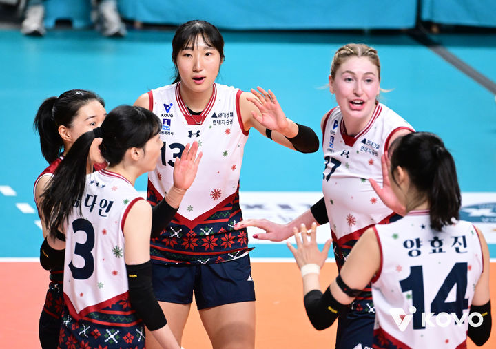 <b>현대건설</b>, GS칼텍스 3-1로 꺾고 4연승…한국전력, 3위 도약(종합)
