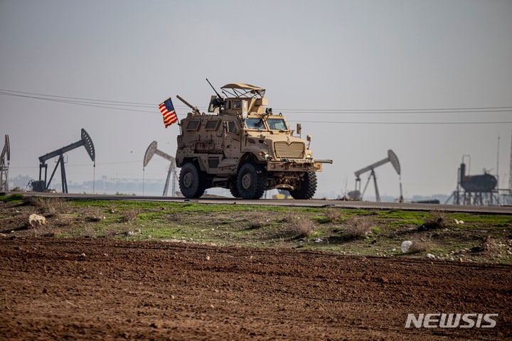 [Kamishli=AP/Newsis] On the 13th (local time), two U.S. soldiers died following an Islamic State (IS) ambush attack in Syria, alongside an American civilian. The photo shows a reconnaissance vehicle of U.S. troops stationed in Syria. (Photo=NewsisDB)