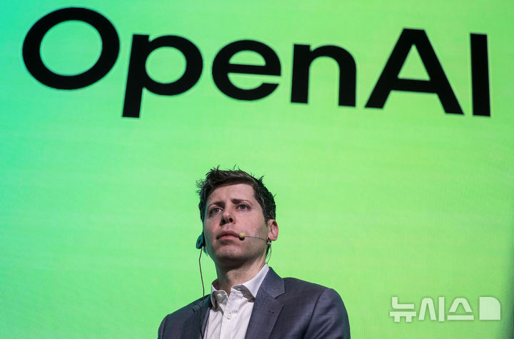 [서울=뉴시스] 정병혁 기자 = 샘 올트먼 오픈AI 최고경영자가 4일 서울 중구 플라자호텔에서 열린 카카오 기자간담회에서 취재진 질문에 답하고 있다.2025.02.04.