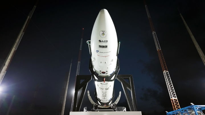 이노스페이스의 민간 상업 발사체 '한빛-나노' 발사체가 브라질 알칸타라 우주센터에서 18~19일(브라질 시간) 이틀간 수행된 발사 리허설(WDR) 절차 중 발사대에서 기립을 준비하고 있다.(사진=이노스페이스 제공)