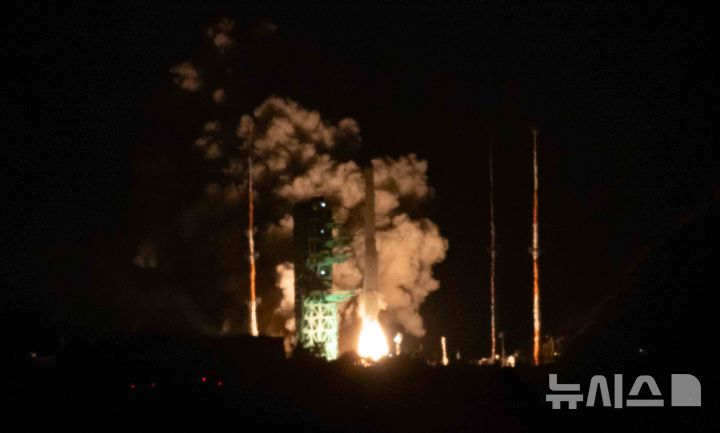 [여수=뉴시스] 황준선 기자 = 한국형 발사체 누리호가 27일 새벽 전남 고흥군 나로우주센터에서 발사되고 있다.민간 기업인 한화에어로스페이스가 기술 이전을 통해 발사체 제작 전 과정을 주관한 누리호 4호기는 오로라