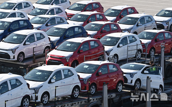 [평택=뉴시스] 김종택기자 = 경기 평택항 자동차전용부두에 수출용 차량이 세워져 있는 모습.2025.12.01.