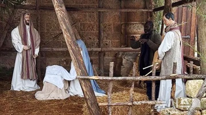 [서울=뉴시스]징역형을 선고 받고 도주하던 38세 이민자 남성이 크리스마스 구유 장식 사이에서 조각상인 척 위장하고 있다. (사진 = 더 선 캡처)