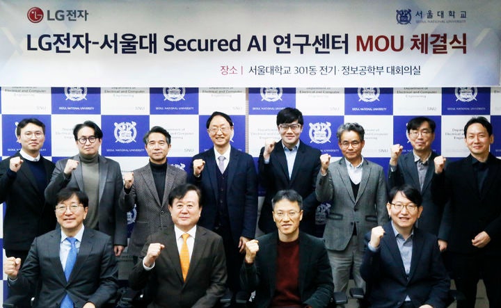 [서울=뉴시스] LG전자는 서울대학교와 'Secured AI 연구센터' 설립을 위한 양해각서(MOU)를 체결했다.(사진=LG전자).2025.12.14.*재판매 및 DB 금지
