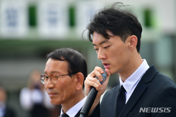 [광주=뉴시스] 이영주 기자 = 5·18 학살과 헌정 질서 파괴 주범 전두환의 손자 전우원씨가 27일 오후 광주 동구 5·18민주광장에서 열린 제43주년 5·18민중항쟁기념 부활제에 참석해 광주시민을 향해 사죄하고 