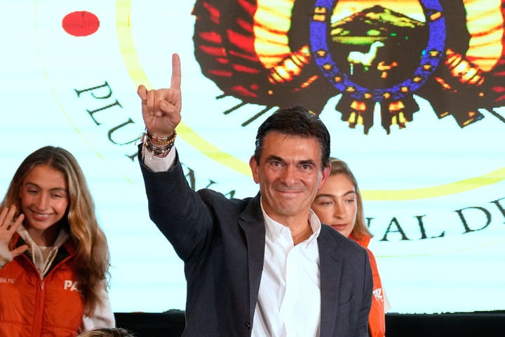 [라파스=AP/뉴시스] 지난 10월 19일(현지 시간) 볼리비아 수도 라파스에서 로드리고 파스 대통령 당선인이 지지자들을 향해 손짓하고 있다.2025.12.15.