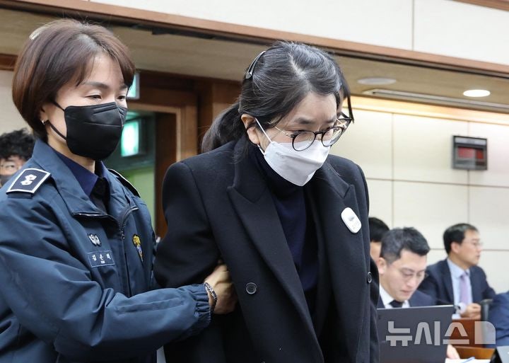 "<b>김건희</b>, <b>계엄</b>선포 때 尹과 심하게 싸워…'다 망쳤다' 분노"