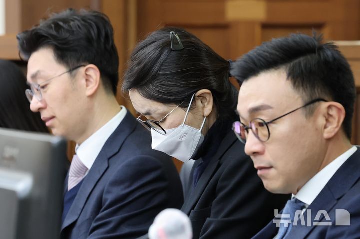 [서울=뉴시스] 사진공동취재단 = 도이치모터스 주가조작과 명태균 공천개입,통일교 청탁·뇌물 수수 의혹 혐의 등으로 구속기소 된 김건희 씨가 지난 3일 서울 서초구 서울중앙지방법원에서 열린 자본시장법 위반 혐의 결심