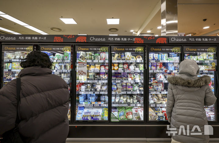 [서울=뉴시스] 정병혁 기자 = 7일 서울시내 대형마트를 찾은 시민들이 치즈,버터 상품을 살펴보고 있다.기후변화 영향으로 농수산물 수급 불안정성이 커진 가운데 고환율로 수입 먹거리 가격도 출렁이고 있다.먹거리 가