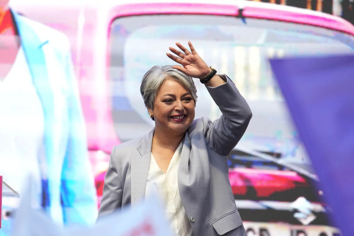 [산티아고=AP/뉴시스] 자네트 하라 칠레 대선 여당 후보가 14일(현지 시간) 수도 산티아고에서 패배를 선언한 뒤 지지자들을 향해 손을 흔들고 있다.