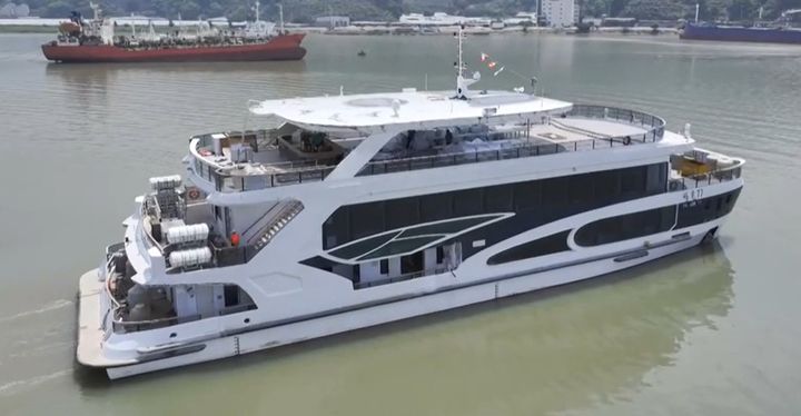 [서울=뉴시스]세계 최대 전기차 배터리 제조사인 중국 닝더스다이(CATL)를 비롯한 중국 배터리 업체들이 대형 조선사들과 협력해 대형 전기 선박 개발에 속도를 내고 있다.CATL 고성능 배터리가 탑재된 중국 최초의