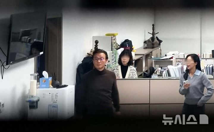 [서울=뉴시스] 김금보 기자 = 통일교 금품 수수 의혹을 받는 전재수 전 해양수산부 장관이 15일 서울 여의도 국회 의원회관 내 자신의 사무실에서 경찰의 압수수색을 지켜보고 있다.2025.12.15.kgb@new