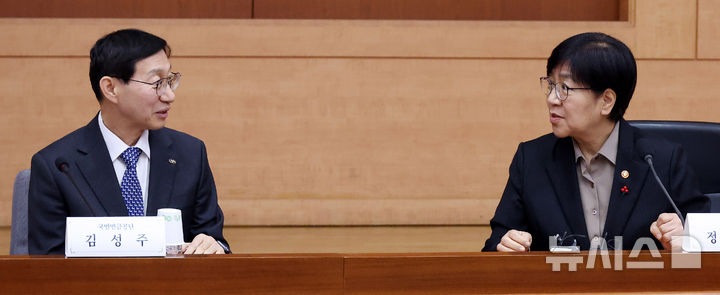 [서울=뉴시스] 추상철 기자 = 정은경 보건복지부 장관이 15일 오후 서울 종로구 정부서울청사에서 열린 제7차 국민연금기금운용위원회에서 김성주 국민연금공단 이사장과 대화하고 있다.2025.12.15.scchoo@