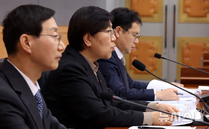 [서울=뉴시스] 추상철 기자 = 정은경 보건복지부 장관이 15일 오후 서울 종로구 정부서울청사에서 열린 제7차 국민연금기금운용위원회에서 발언하고 있다.2025.12.15.