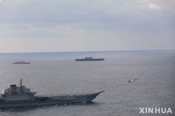 [베이징=신화/뉴시스]중국이 랴오닝성 다롄시의 조선소에서 첫 원자력 항공모함 건조를 시작했을 가능성이 높다고 일본 산케이신문이 16일 보도했다.사진은 중국 항모 랴오닝함이 해상 전투 훈련을 하고 있는 모습.날짜