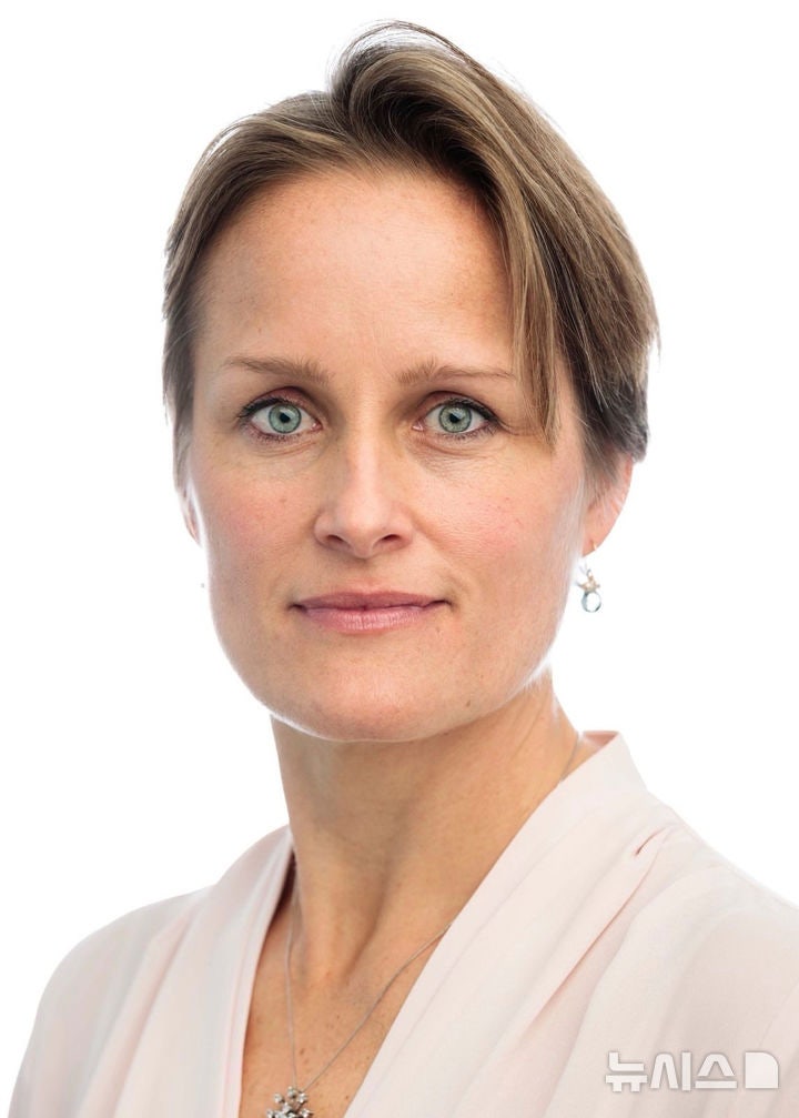 [AP/뉴시스] 영국 해외정보기관 비밀정보국(MI6) 116년 역사상 첫 여성 국장에 임명된 블레이즈 메트러웰리(47).2025.12.16