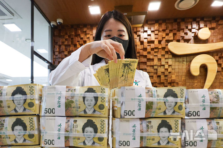 [서울=뉴시스] 권창회 기자 = 15일 서울 중구 하나은행 위변조대응센터에서 직원이 원화를 정리하고 있다.5월 시중 통화량(M2)이 두달 연속 증가세를 이어가며 4279조 8000억원으로 역대 최대치를 기록했다.상