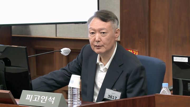 [서울=뉴시스] 정병혁 기자 = 윤석열 전 대통령이 지난 9월26일 서울 서초구 서울중앙지방법원에서 열린 윤석열 전 대통령에 대한 '특수공무 집행 방해,직권남용 권리행사 방해 혐의' 재판에서 발언하고 있다.(사