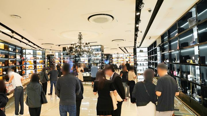 아시아 최대 규모 민트급 전문점 캉카스백화점에 매장이 고객들로 북적이고 있다.*재판매 및 DB 금지