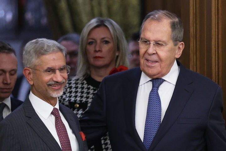 [모스크바=AP/뉴시스] 사진은 세르게이 라브로프(오른쪽) 러시아 외교장관과 수브라마냠 자이샨카르 인도 외교장관이 지난 11월 17일(현지 시간) 러시아 모스크바의 회담장에 들어서는 모습.2025.12.16.