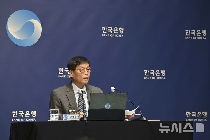 [서울=뉴시스] 김진아 기자 = 이창용 한국은행 총재가 27일 오전 서울 중구 한국은행에서 열린 통화정책방향 기자간담회에서 발언을 하고 있다.(공동취재) 2025.11.27.