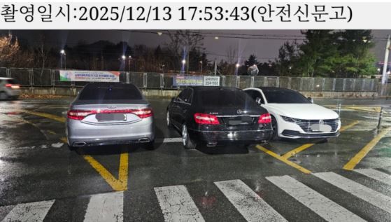 14일 온라인 커뮤니티 '보배드림'에 '신박한 불법주차 현장'이라는 제목의 글과 함께 작성자가 첨부한 현장 사진.2025.12.15.(사진=커뮤니티 캡처) *재판매 및 DB 금지
