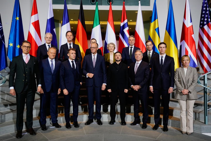 [베를린=AP/뉴시스] 볼로디미르 젤렌스키(앞줄 가운데) 우크라이나 대통령이 15일(현지 시간) 독일 베를린의 연방 총리실에서 열린 우크라이나 정상회의에 앞서 각국 정상들과 함께 단체 사진을 찍고 있다.2025.1