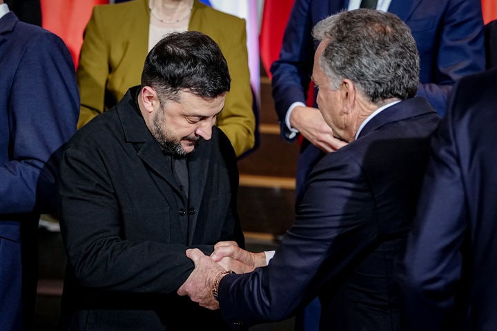 [베를린=AP/뉴시스] 볼로디미르 젤렌스키(왼쪽) 우크라이나 대통령이 15일(현지 시간) 독일 베를린의 연방 총리실에서 열린 우크라이나 정상회의에 앞서 각국 정상들과 단체 사진을 찍으면서 스티브 위트코프 미국 특사와