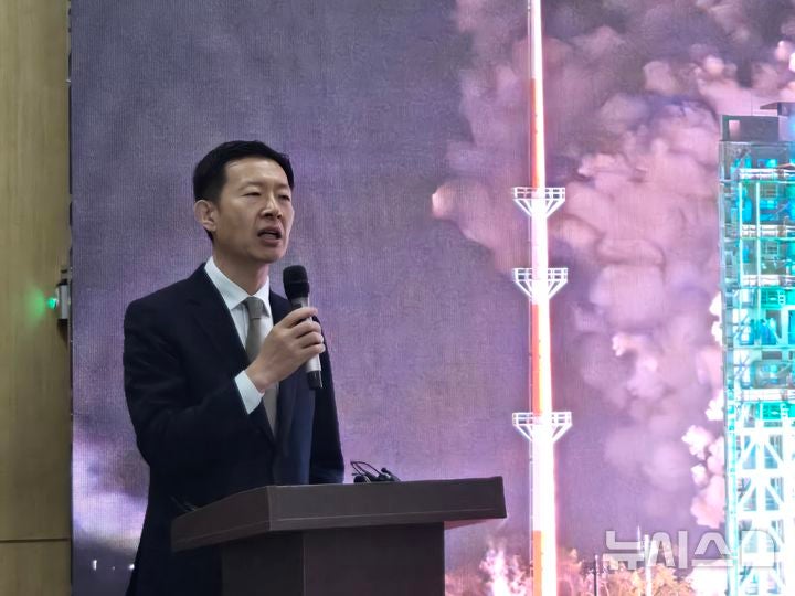 [서울=뉴시스]노경원 우주항공청 차장이 16일 서울 광화문에서 열린 기자간담회에서 '대한민국 우주과학탐사 로드맵'에 대해 소개하고 있다.(사진=윤현성 기자)